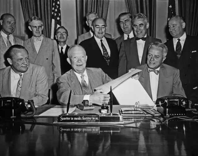 በ1954 አይዘንአወር የኒውክሌር ቴክኖሎጂን ወደ ውጭ ለመላክ የአውቶሚክ ኢነርጂ ሕግን አሻሽለዋል