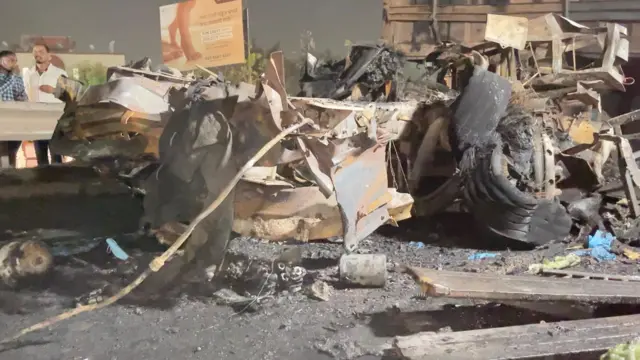 13 नोव्हेंबर रोजी अपघात झालेल्या एक कंटेनरची अवस्था