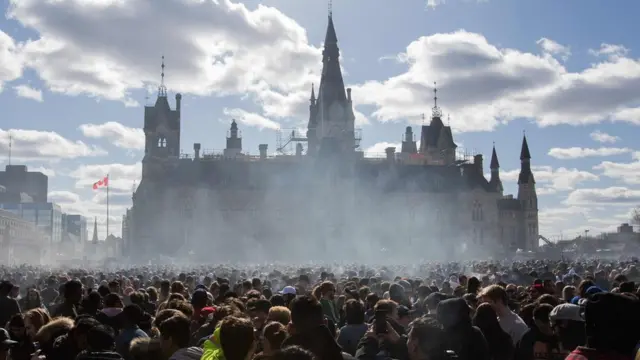 حامیان آزادی ماریجوآنا با دود سیگاریهای خود پارلمان را در مه فرو بردهاند. تجمع روز "ملی" ماریجوآنا آوریل امسال در اوتاوا