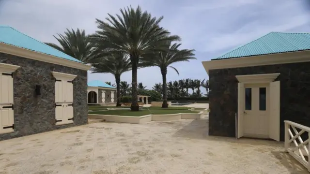 这些照片和影片似乎展示了这个处位于美属维京群岛的住所内的几间卧室