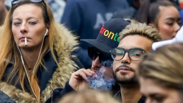 منتقدان آزادسازی مواد نگران گرایش نوجوانان به ماریجوآنا تحت فشار گروههای همسال هستند