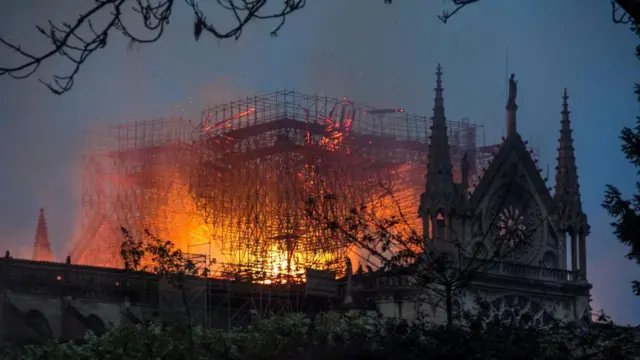 2019年4月15日,法国巴黎圣母院的屋顶冒出熊熊火焰和滚滚浓烟。