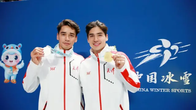2023 年 4 月 2 日,在北京首都体育馆举行的全国短道速滑锦标赛第 3 比赛日的男子 1000 米决赛颁奖仪式上,代表天津队的银牌得主刘少林与金牌得主刘少昂合影