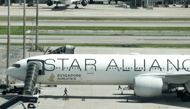 هواپیمایی روی باند نشسته است