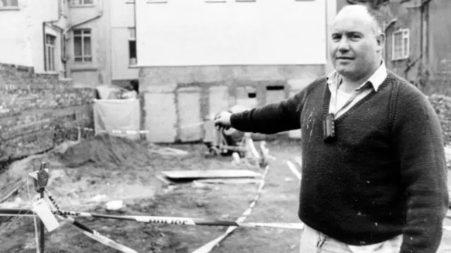 جسد تجزیهشده یک زن جوان در حیاط پشتی خانهای در خیابان فیتزهمون امبانکمنت در کاردیف توسط کارگران کشف شد. جسد در گوشهای پیدا شد که پلیس با چادر پلاستیکی پوشانده بود. متاسفانه فعالیتهای ساختمانی بسیاری از شواهد را نابود کرده بود. در عکس سیاه و سفید، پاول بودنهام، از شرکت ساختمانی روث هاوسینگ، محل دقیق کشف جسد را در باغ نشان میدهد و با انگشت به آن اشاره میکند.