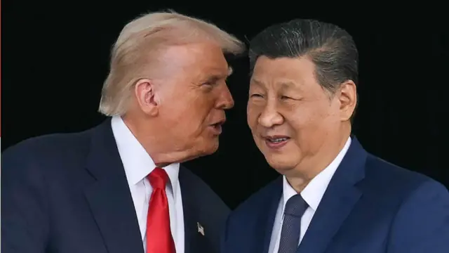 特朗普(左)在韩国釜山金海空军基地与习近平(右)交谈(30/10/2025)