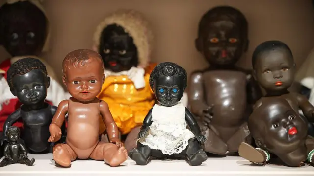 چند عروسک بچه کنار هم چیده شدهاند