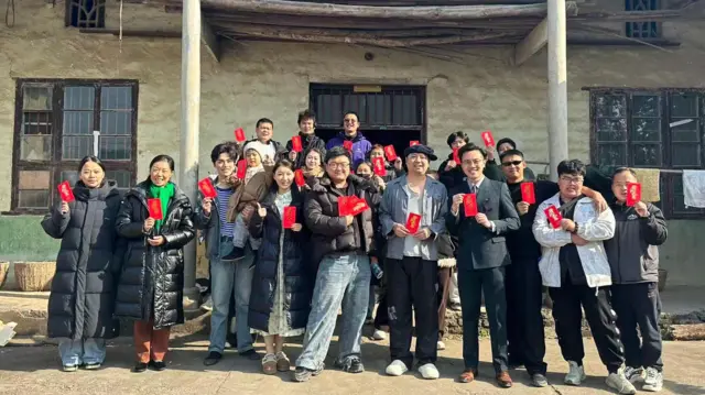 开机前,一个拍摄团队所有人都手拿红包