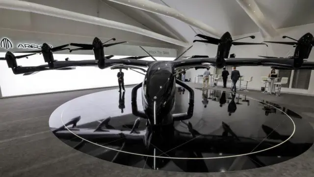 میدنایت با استفاده از ۱۲ موتور و پروانه پرواز میکند