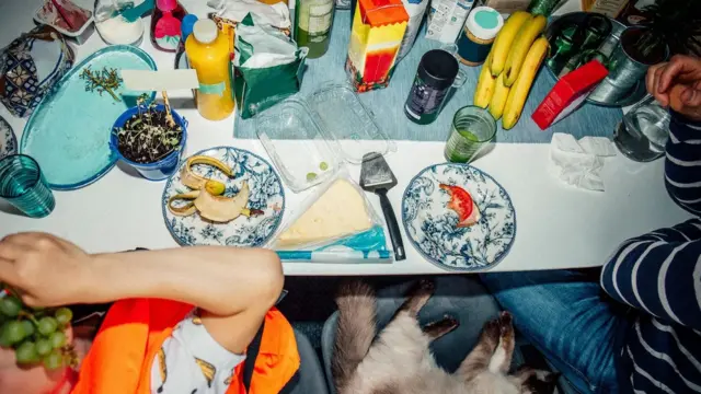 نمایی از بالای یک میز روی آن خوراکیهایی دیده میشود