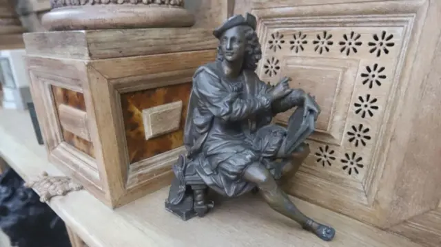 有些照片展示了房间内的雕像和绘画在内的各种艺术品。