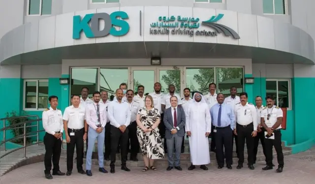 ዶ/ር ወንድወሰን፣ በኳታር ካርዋ የመንጃ ፈቃድ ትምህርት ቤት ሠልጣኞች ጋር