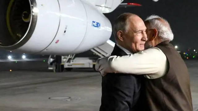 د ډیلي په هوايي ډګر کې د نرندرا مودي لخوا ولادیمیر پوتین ته تود هرکلی وویل شو.