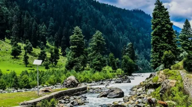 अनेकजण पहलगामला भारताचं स्वित्झर्लंड असंही म्हणतात.