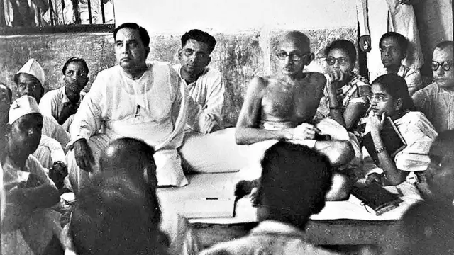 انڈین نیشنل کانگریس کے رہنما مہاتما گاندھی 1946 میں نوکھالی میں ایک گھر کا دورہ کر رہے تھے، جن کے ساتھ بنگالی وزیر اعظم حسین شہید سہروردی بھی موجود تھے۔