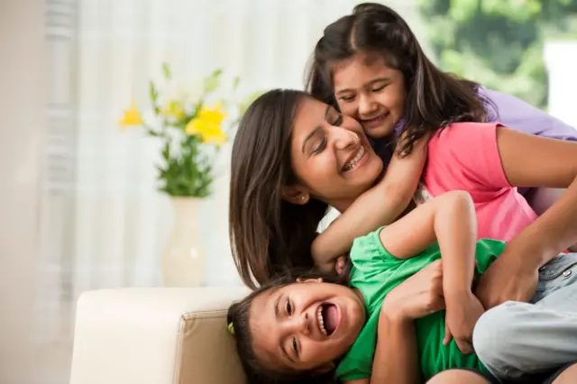 නිවැරදි ස්පර්ශය හරහා ද ඔක්සිටෝසින් හෝමෝන මට්ටම ඉහළ යන බව මනෝවිද්යාවේදී පිළිගැනේ.