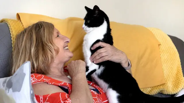 صاحب زبی گفت: به تنهایی زندگی کردن برای یک فرد ناشنوا میتواند خیلی منزویکننده باشد اما نه وقتی یکی مثل زبی را دور و برتان داشته باشید. او قهرمان من است