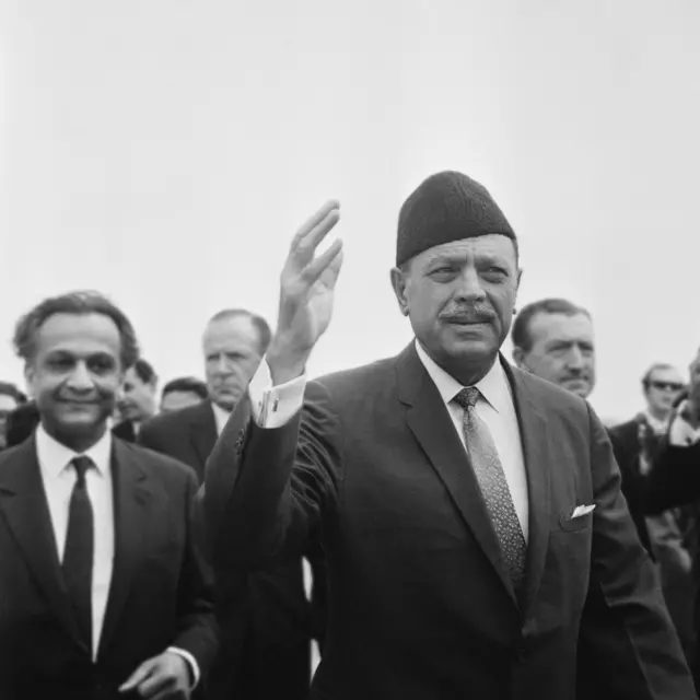 ایوب خان (دائیں)