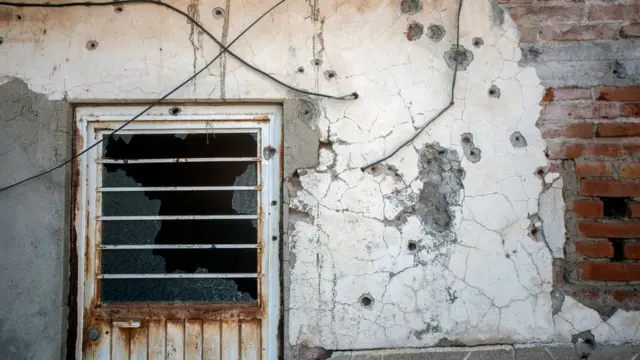 سوراخ گلولهها در اثر درگیری دو کارتل لوسویاگراس و کارتل نسل جدید سیجیانجی