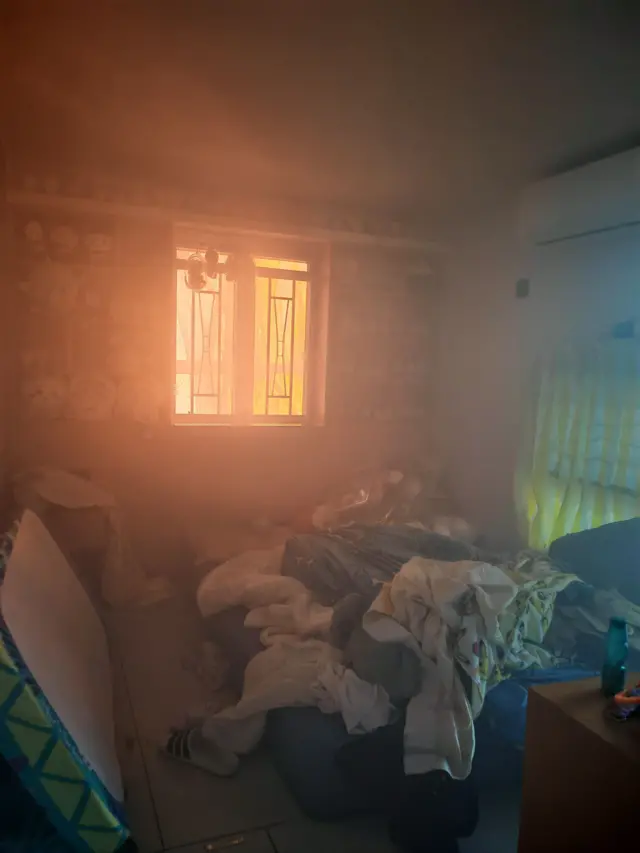 李先生被困在家里,窗外一片火光。