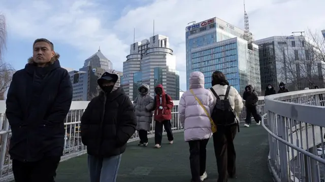 一群人走在天桥上