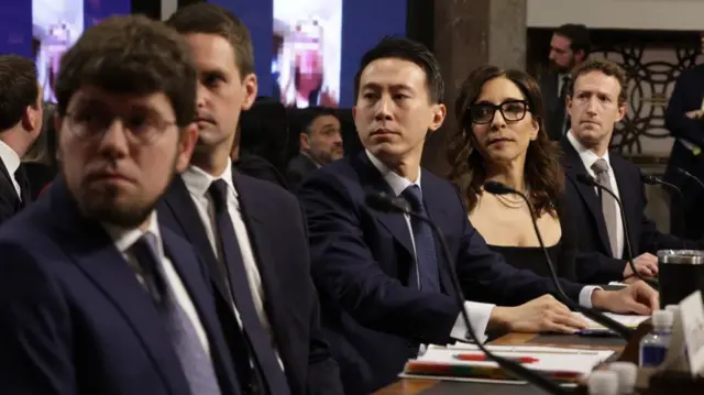 (左起)Discord执行长杰森·西特隆(Jason Citron)、Snap执行长伊凡·斯皮格尔(Evan Spiegel)、TikTok执行长周受资、X执行长琳达·雅卡里诺(Linda Yaccarino),以及Meta执行长马克·扎克伯格(Mark Zuckerberg),出席1月的美国参议院司法委员会听证会。他们全都身穿黑色西装,排坐在桌前