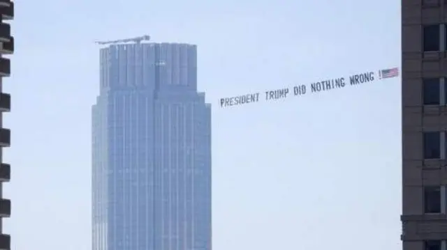 بنر هوایی در حمایت از دونالد ترامپ در نیویورک