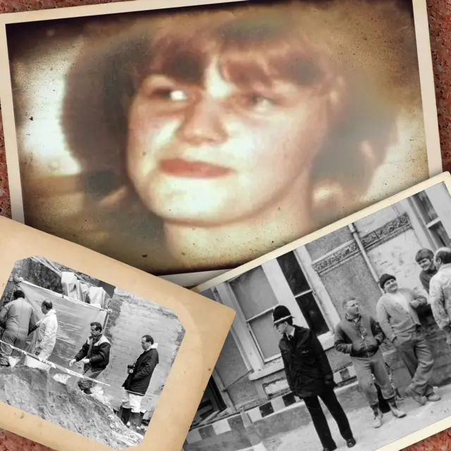 سه عکس آرشیوی رویهم قرار گرفتهاند. تصویر اصلی در بالا، عکس کارن پرایس است. دختری با موهای قهوهای خاکستری که به سبک مولت -مدلی با موهای کوتاه در جلو و بلندتر در پشت سر- با چتری کامل کوتاه شده است. او کمی به سمت چپ قاب نگاه میکند و لبخندی ملایم دارد. پیراهن یقهدار تیرهای بر تن دارد. در پایین سمت راست، تصویر سیاه و سفیدی از یک افسر پلیس در سال ۱۹۸۹ دیده میشود که با یونیفورم کامل، بیرون از خانهای در خیابان فیتزهمون امبانکمنت ایستاده است. کنار او چهار کارگر ایستادهاند و بر دیوار آجری تکیه دادهاند. در پایین سمت چپ، عکس سیاه و سفیدی از چهار افسر پلیس دیده میشود که پشت نوار زرد پلیس در باغی ایستادهاند که جسد کارن پرایس در آن پیدا شد. دو نفر در سمت چپ لباسهای محافظ پیپیای بر تن دارند و پشت پوشش پلاستیکی در حال حرکتاند، در حالی که دو نفر دیگر پالتوی تیره پوشیدهاند و پشت سر آنها راه میروند. در جلوی تصویر، تودهای بزرگ از خاک و آوار دیده میشود.