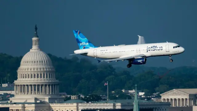 一架捷蓝航空(JetBlue Airlines)的空中巴士 A320 客机在华盛顿特区降落的照片
