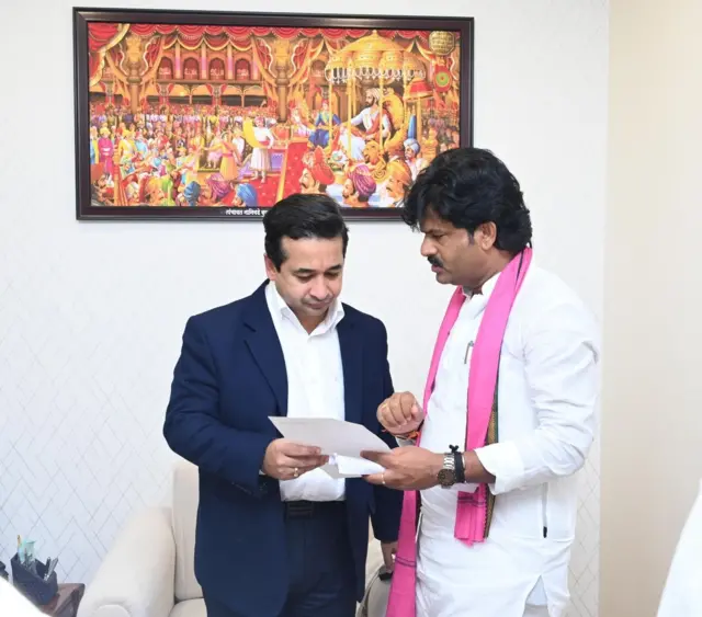 भाजपचे आमदार नितेश राणे आणि गोपिचंद पडळकर. नितेश राणे आधी काँग्रेसमध्ये होते तर गोपिचंद पडळकर वंचित बहुजन आघाडीत होते.