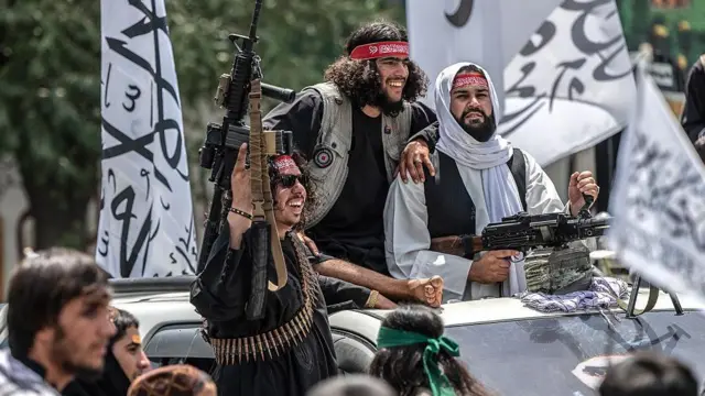 حضور نیروهای کابل روی موتری در کابل دیده میشود. آنها مسلح هستند و در عقب آنها پرچمهای طالبان دیده میشود.