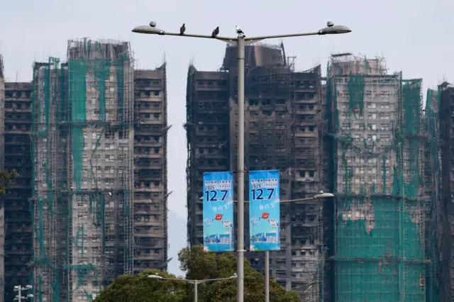 大埔宏福苑大火后的照片,前方灯柱挂着立法会选举的宣传品。