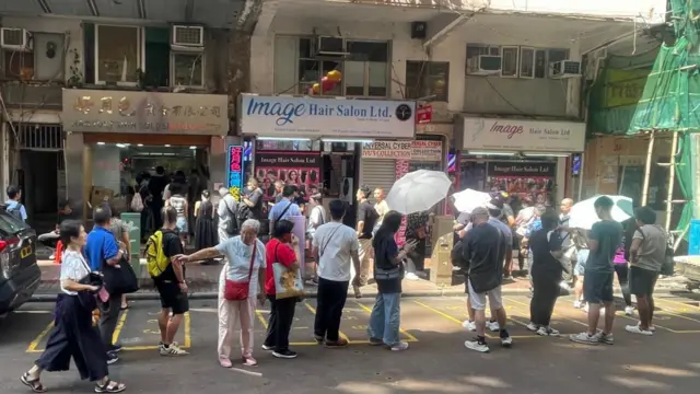 在好月色黄金有限公司店外,大批市民在排队轮候买卖黄金。