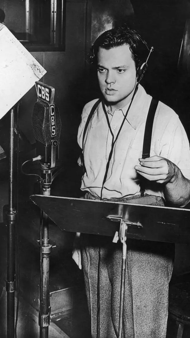 اورسن ولز پشت میکروفون در استودیو رادیویی سیبیاس