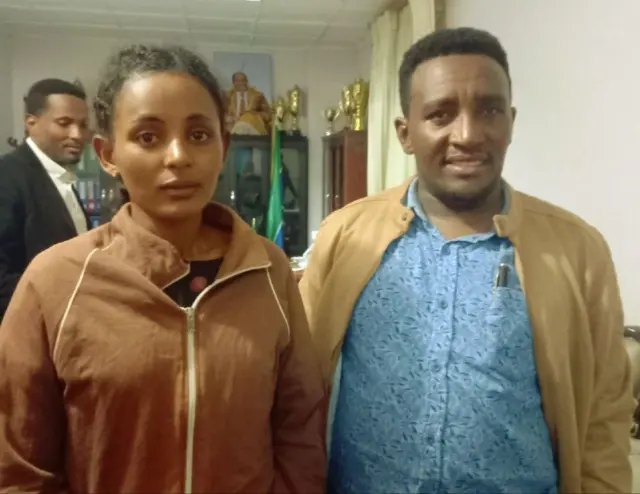 ፀጋ በላቸው እና የሲዳማ ክልል ሰላም እና ፀጥታ ቢሮ ኃላፊ አቶ አለማየሁ ጢሞቲዮስ ከጠለፋ ነፃ በወጣችበት ወቅት