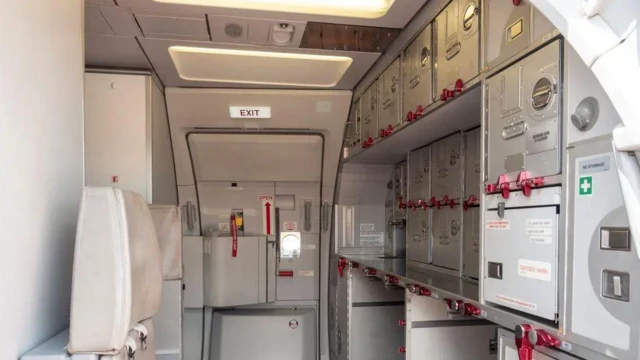 بخشی از داخل کابین یک هواپیما که در خروجی در آن دیده میشود