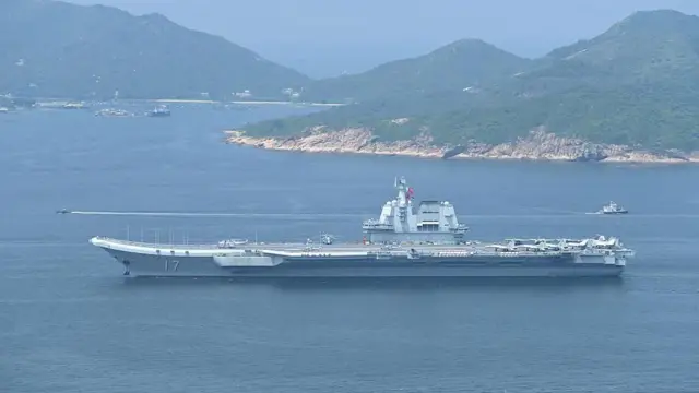 በቻያና ሁለተኛው የአውሮፕላን ተሸካሚ መርከብ ሻንዶንግ ላይ ተዋጊ አውሮፕላኖች እና ሂሊኮፕተሮች በተለምዶ 'ስኪ ጃምፕ" በሚባለው መንደርደሪያ ባለው መርከብ ላይ ተቀምጠው ይታያሉ