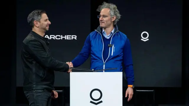 آدام گلداستاین (راست)، بنیانگذار و مدیرعامل شرکت هوانوردی آرچر