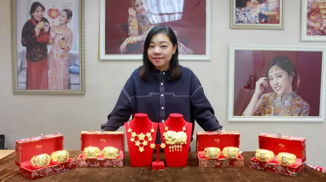 美意珠宝创办人邓淑恩,在她面前有六款金器。