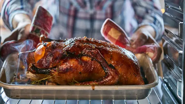 خواړه دویم ځل بیا دومره تاوده کړئ، چې ښه ګرم شي.