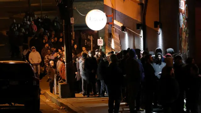 صف طولانی متقاضیان خرید ماریجوآنا در سنت جان استان نیوفائندلند که از نیمهشب سهشنبه تشکیل شده بود