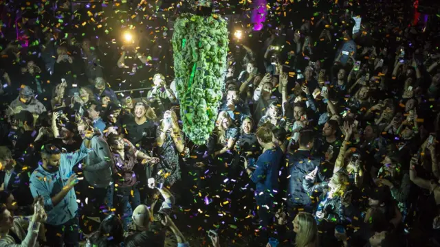 مشتاقان آزادی ماریجوانا در تورنتو به دور این خوشه کانابیس جمع شدند و همچون لحظه تحویل سال قانونیشدن ماریجوآنا را جشن گرفتند