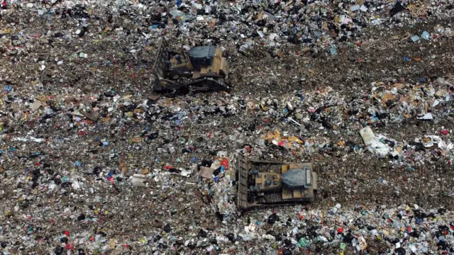 航拍俯瞰香港新界西堆填區(資料圖片)