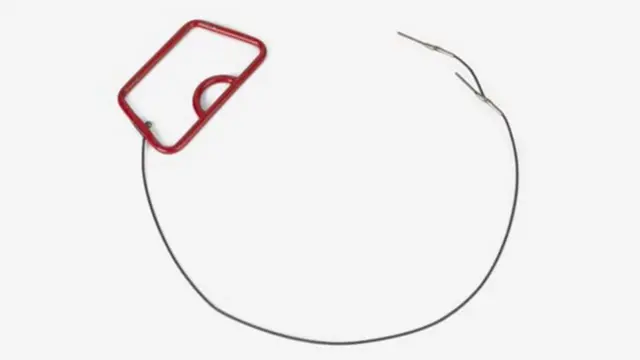 莫斯利少尉保存了他的降落伞拉绳,而拉绳的布料则为露西安提供了足够的丝绸,用于她的初领圣餐仪式和婚礼礼服。