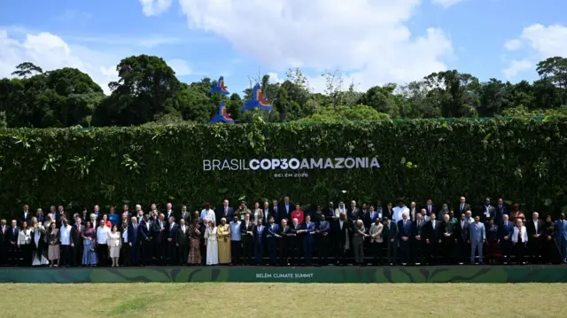 联合国气候变化会议COP30期间,领袖们在巴西贝伦合影留念(7/11/2025)