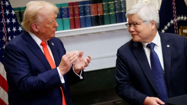 2025年3月3日,台湾积体电路制造公司(台积电)执行长魏哲家(右)在华盛顿特区白宫罗斯福厅发表演说后,转向美国总统特朗普。