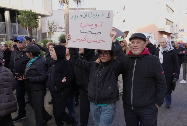 أحد الشعارات المرفوعة خلال المسيرة في العاصمة