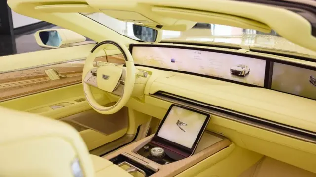 نمایشگر ماشین ۵۵ اینچی است