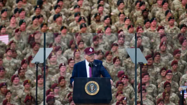 美国总统特朗普向一群军中男女官兵发表演说