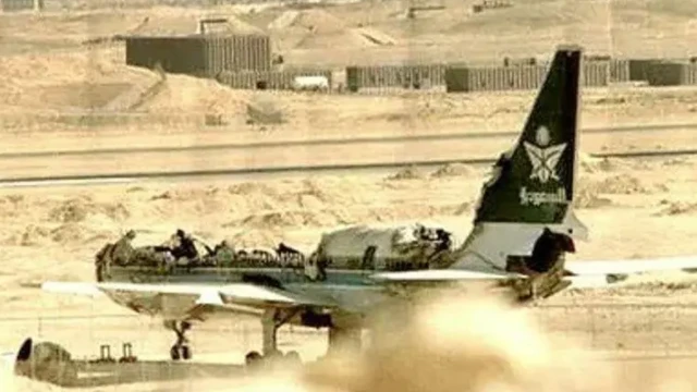 یک هواپیمای مسافربری که بدنه بالاییش از بین رفته و بخشهایی از هواپیما هم ویران شده، روی زمین بیابانی نشسته است